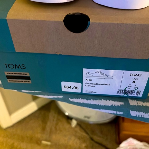 Brand New in Box!!! TOMS Sneakers Alex Women - Fuchsia Rose Batik Canvas Size 8 - Picture 3 of 5